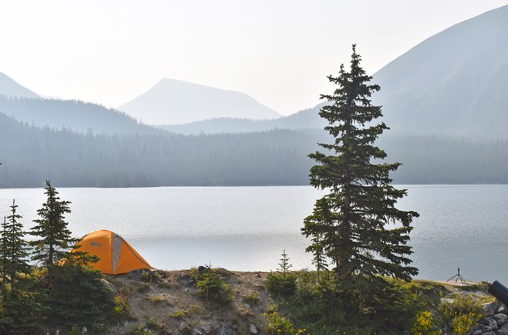 在蒙大拿州比弗海德-迪尔洛奇国家森林的平特勒山脉风暴湖附近的原始露营