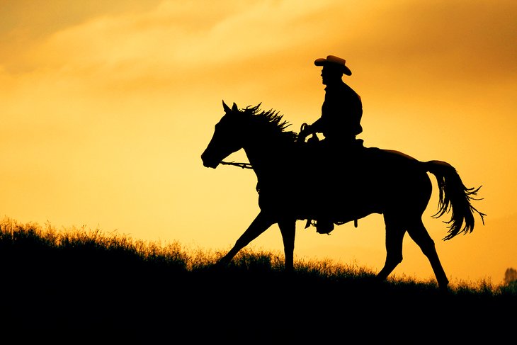 骑马在日落时分