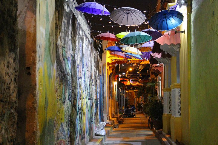 雨伞在Getsemani一条小巷