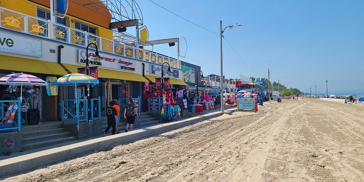 瓦萨加海滩的海滨商店