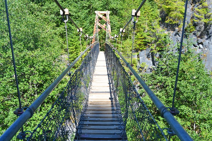 熔岩峡谷小径上的吊桥