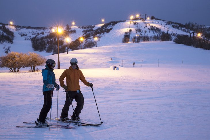 在赫斯佩鲁斯滑雪胜地的夜间滑雪