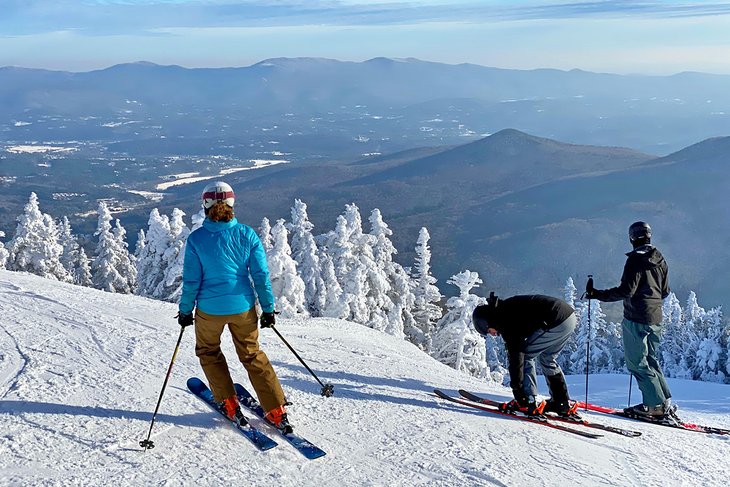 从斯托山区度假胜地滑雪爱好者欣赏景色