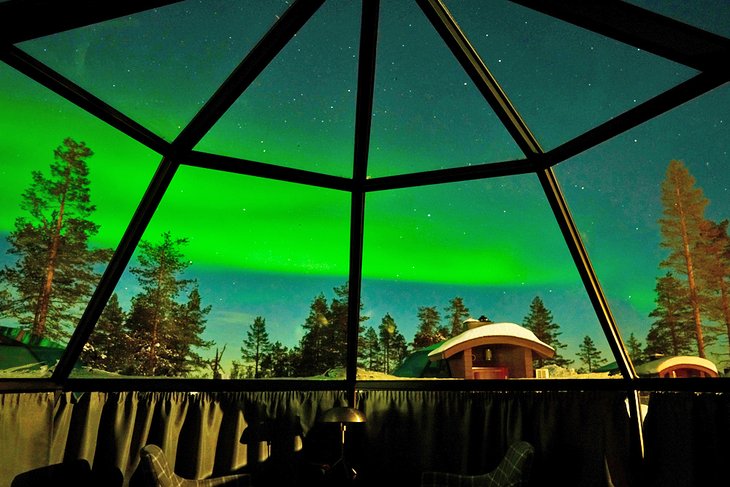 从芬兰的冰屋酒店看北极光