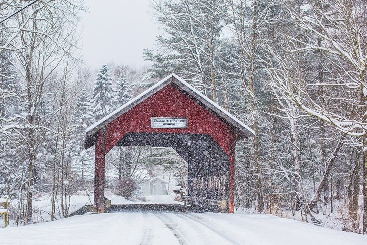 暴风雪中的佛蒙特州盖桥