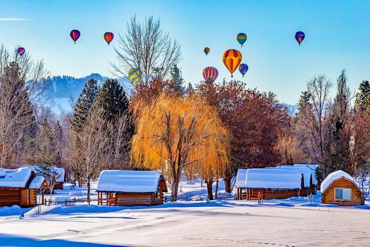 热气球飞过温斯洛普冰雪覆盖的小屋