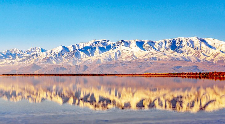 反映在被白雪覆盖的山脉大盐湖