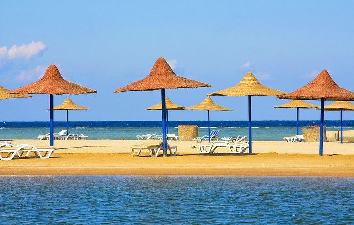 雨伞在赫尔加达的沙滩上