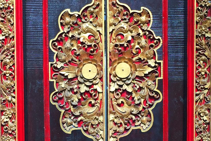 普里萨伦皇家乌布宫的华丽雕花门