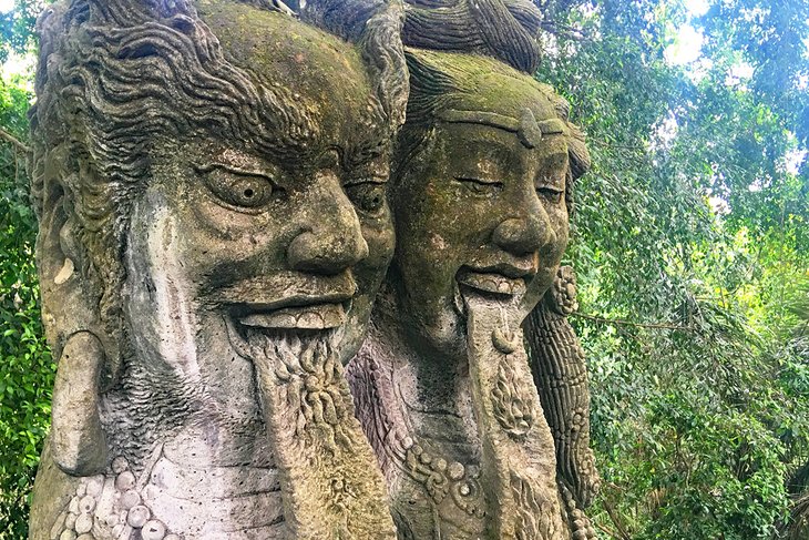 乌布猴林中雕刻的神像
