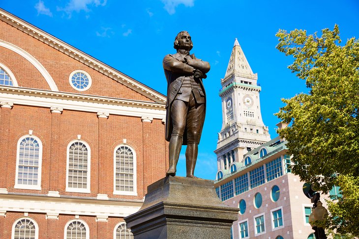 波士顿自由之路法尼尔大厅附近的塞缪尔·亚当斯雕像