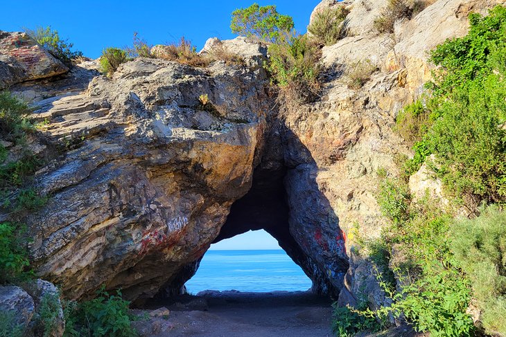 海盗湾海滩附近的走私者洞穴