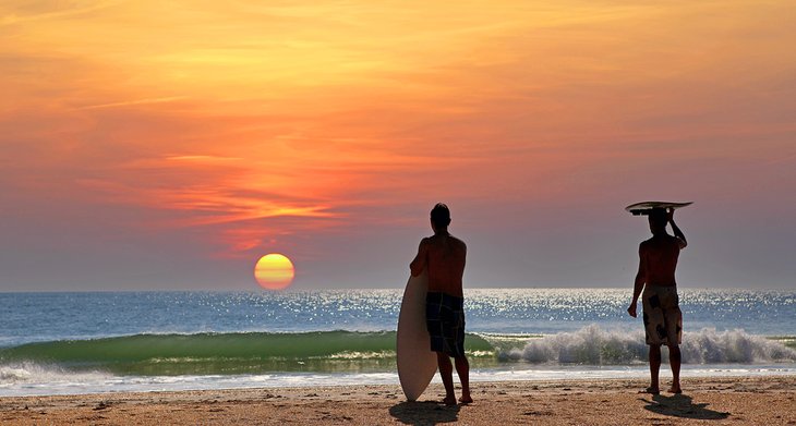 日落时分可可海滩上的冲浪者