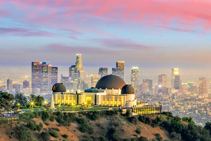 格里菲斯天文台和洛杉矶城市天际线日落时分