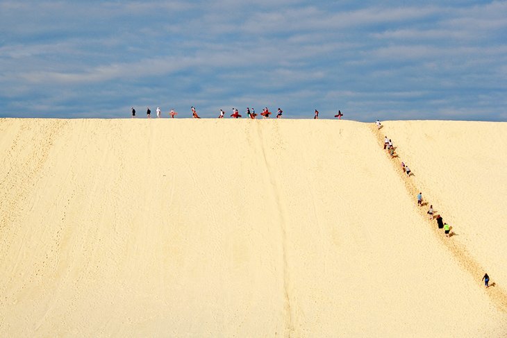 莫顿岛的沙丘上冲浪