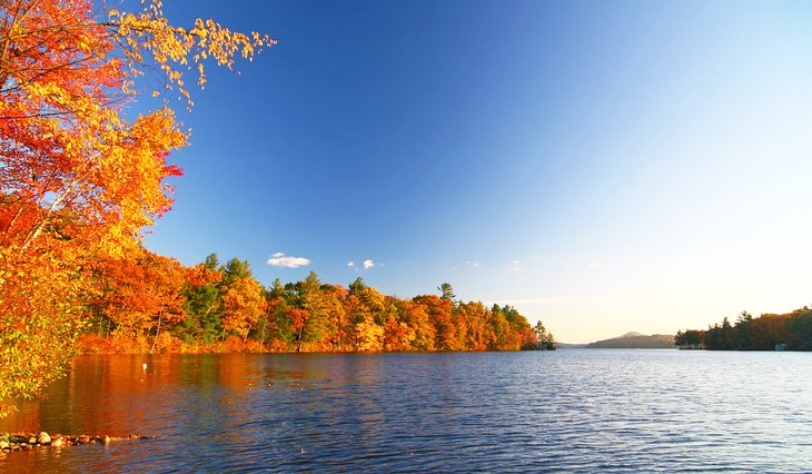 邓莫尔湖沿岸的秋色