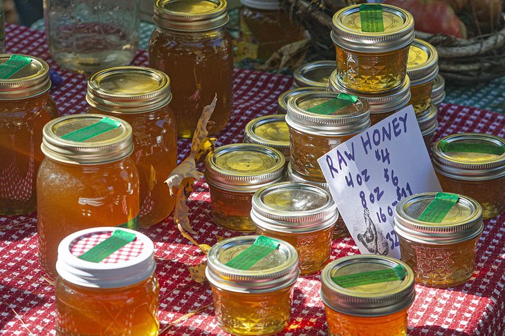 在伯瑞特伯勒农贸市场出售的新鲜蜂蜜