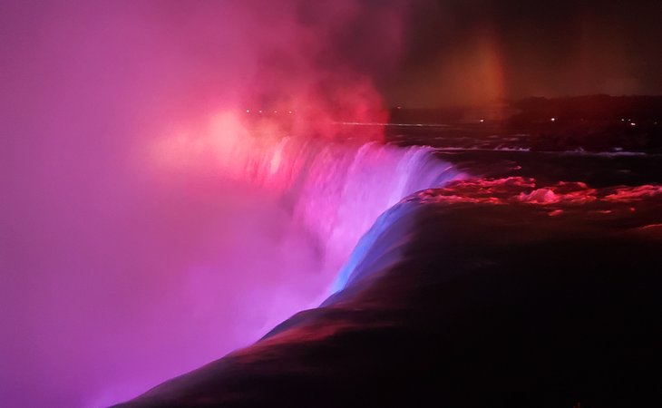 尼亚加拉瀑布在夜间灯火通明
