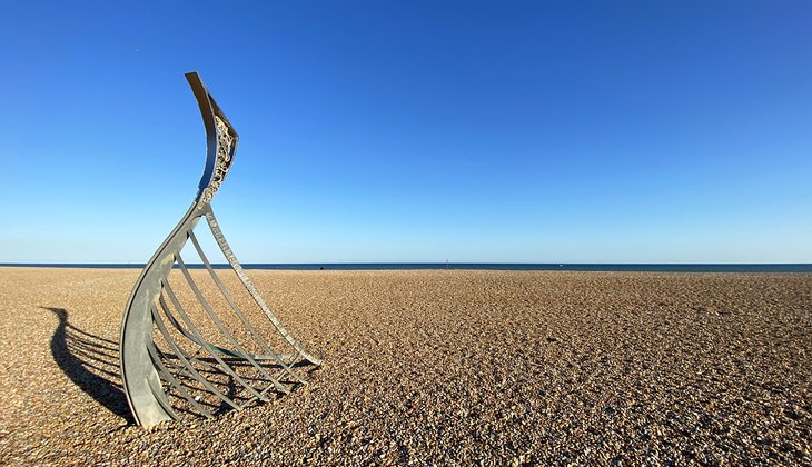 黑斯廷斯海滩上的诺曼长船雕塑