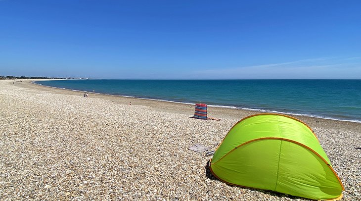 帐篷Pagham海滩上