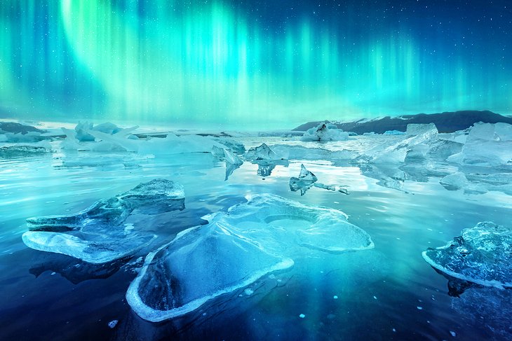 Jokulsarlon冰湖上的北极光