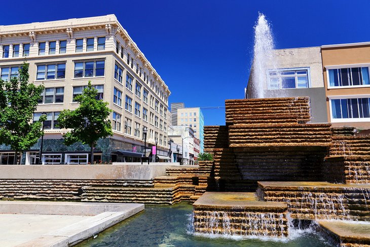 密苏里州斯普林菲尔德市中心的喷泉＂width=