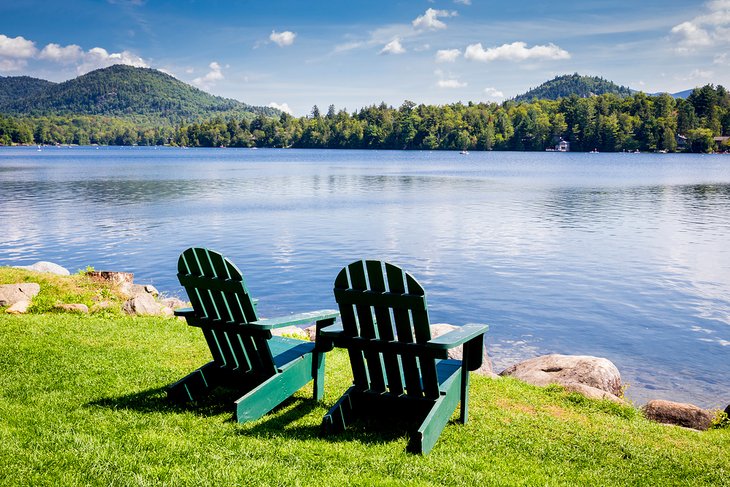 阿迪朗达克椅子俯瞰着普莱西德湖的镜子湖