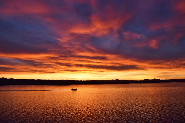 一艘船在日落Havasu湖