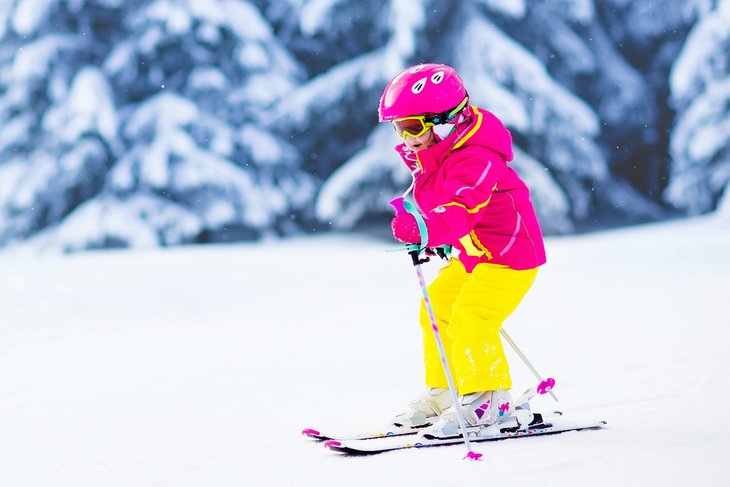 年轻女孩滑雪