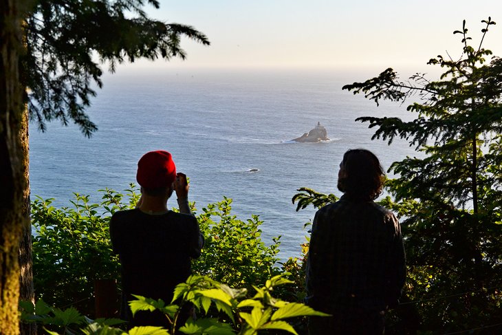 露营者正在欣赏蒂拉穆克岩石灯塔的景色