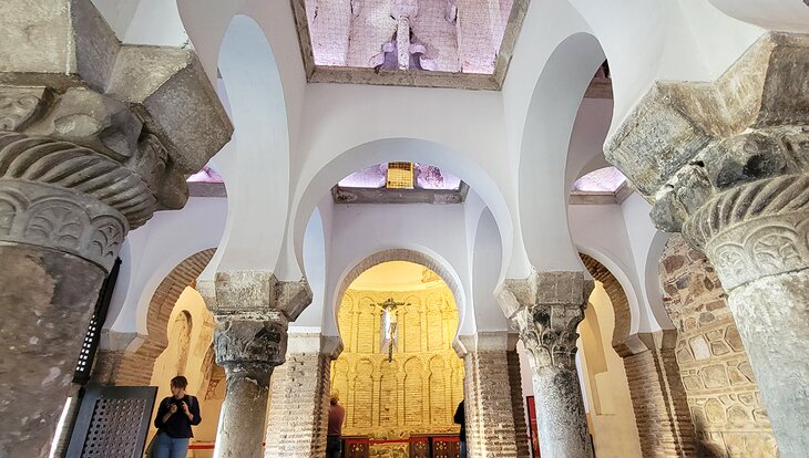 Mezquita克里斯托de la Luz内部