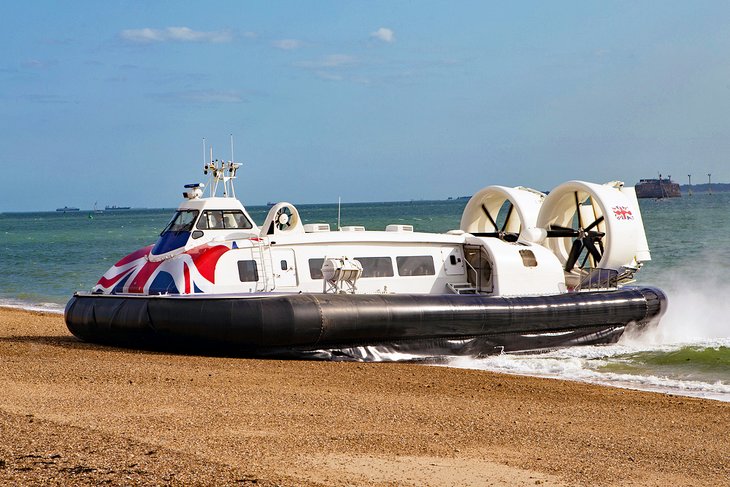 气垫船降落在克拉伦斯海滩