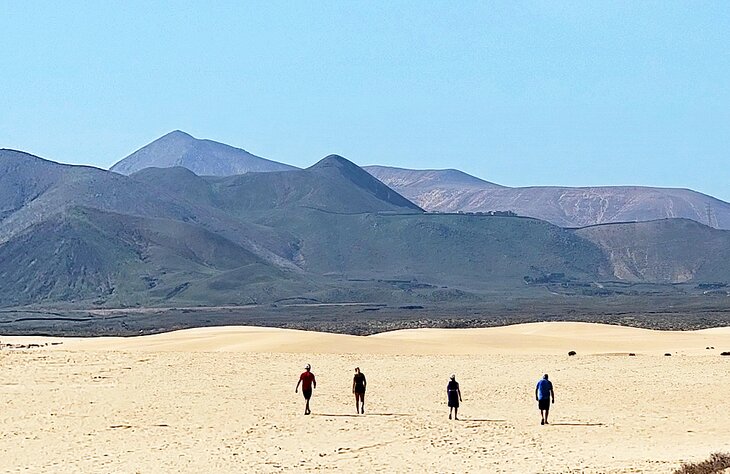 人们在科拉雷霍自然公园的沙丘上散步