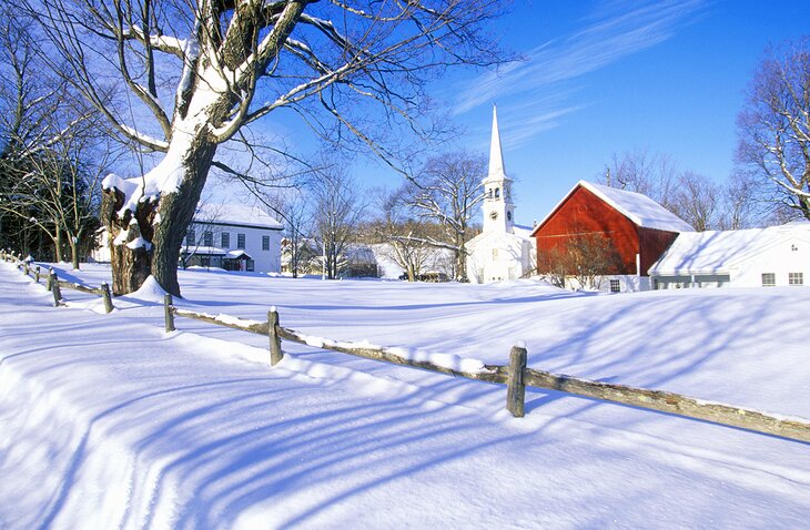冬天在佛蒙特州皮查姆的教堂