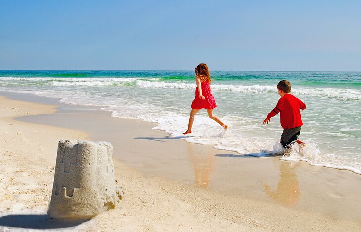 孩子们在佛罗里达的海滩上玩耍