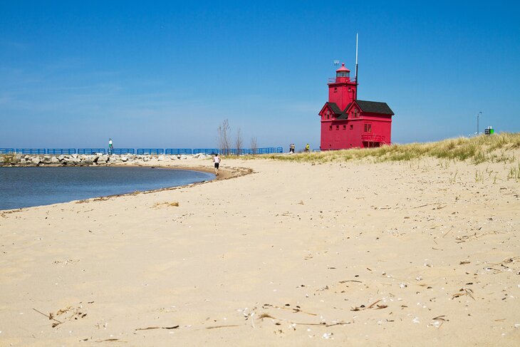 密歇根州荷兰海滩上的红色灯塔